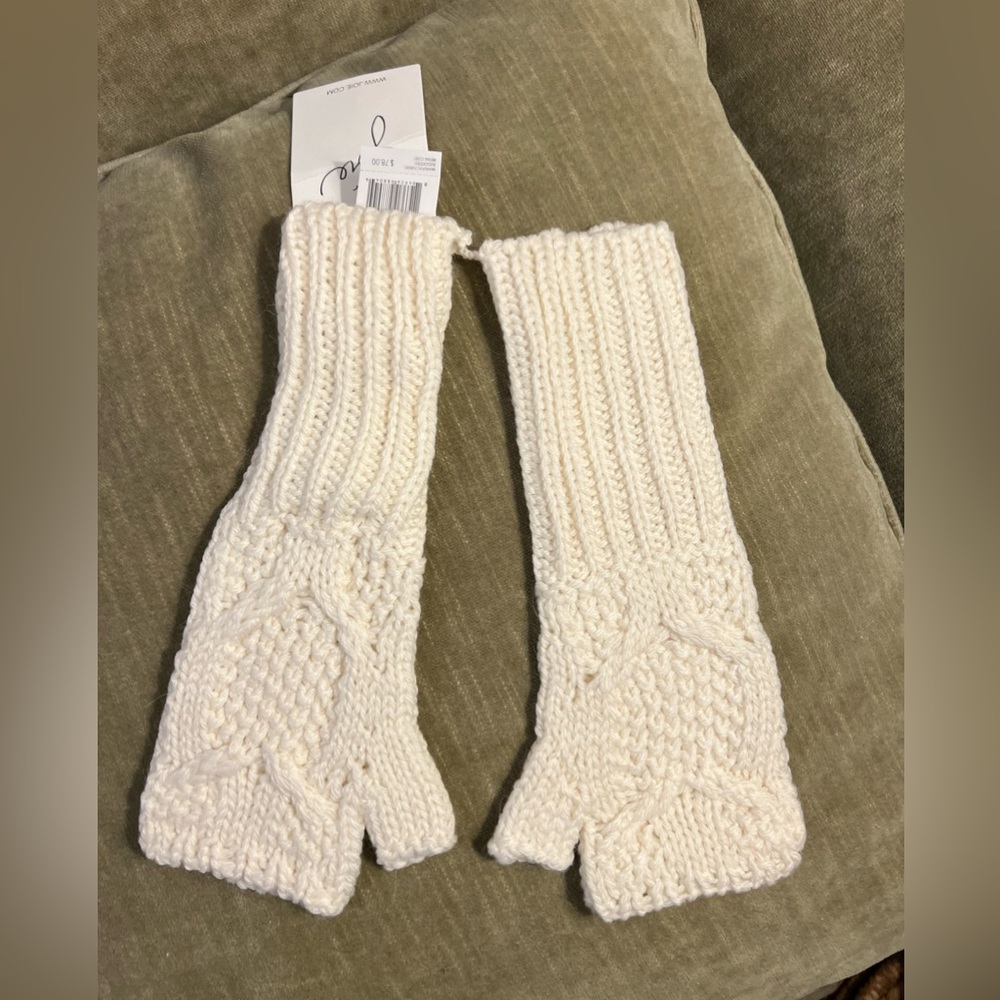 JOIE Fingerless gloves. Porcelain color.